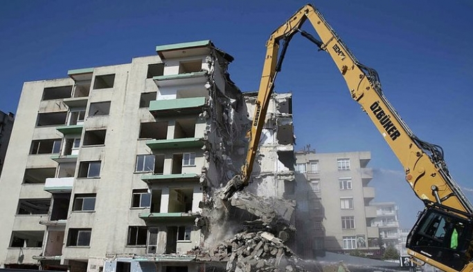 İzmir'deki yatık binalarda yıkım başladı