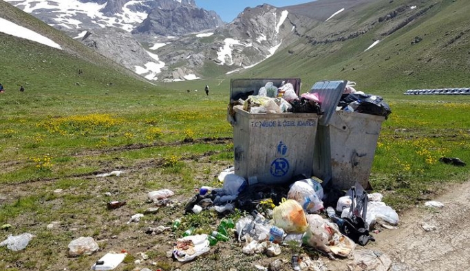 Doğa harikası yayla, çöp içinde kaldı!