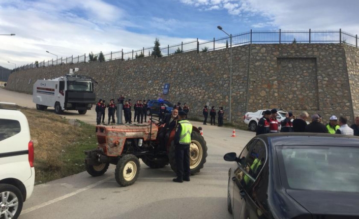 Bursa’da katı atık tesisi için jandarma köy girişini kapadı
