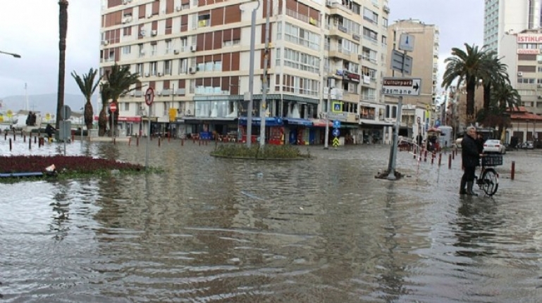 İzmir'de büyük deprem beklentisi: 4 bölgeye deniz taşması uyarısı!