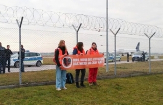 İklim aktivistleri Almanya’da kendilerini uçak...