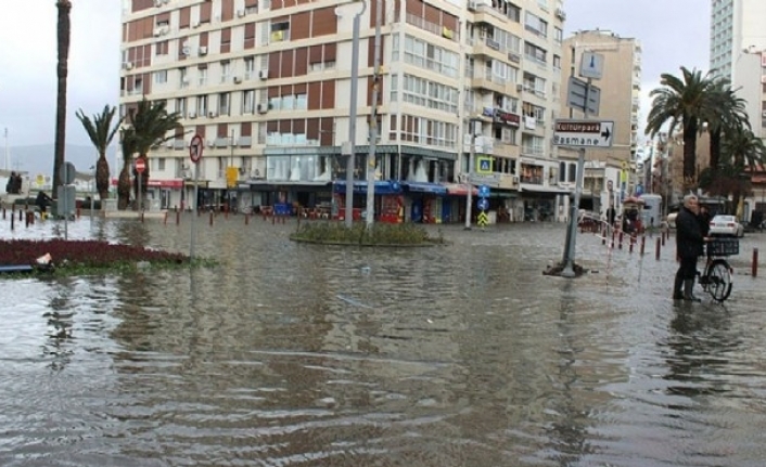 İzmir'de büyük deprem beklentisi: 4 bölgeye deniz taşması uyarısı!